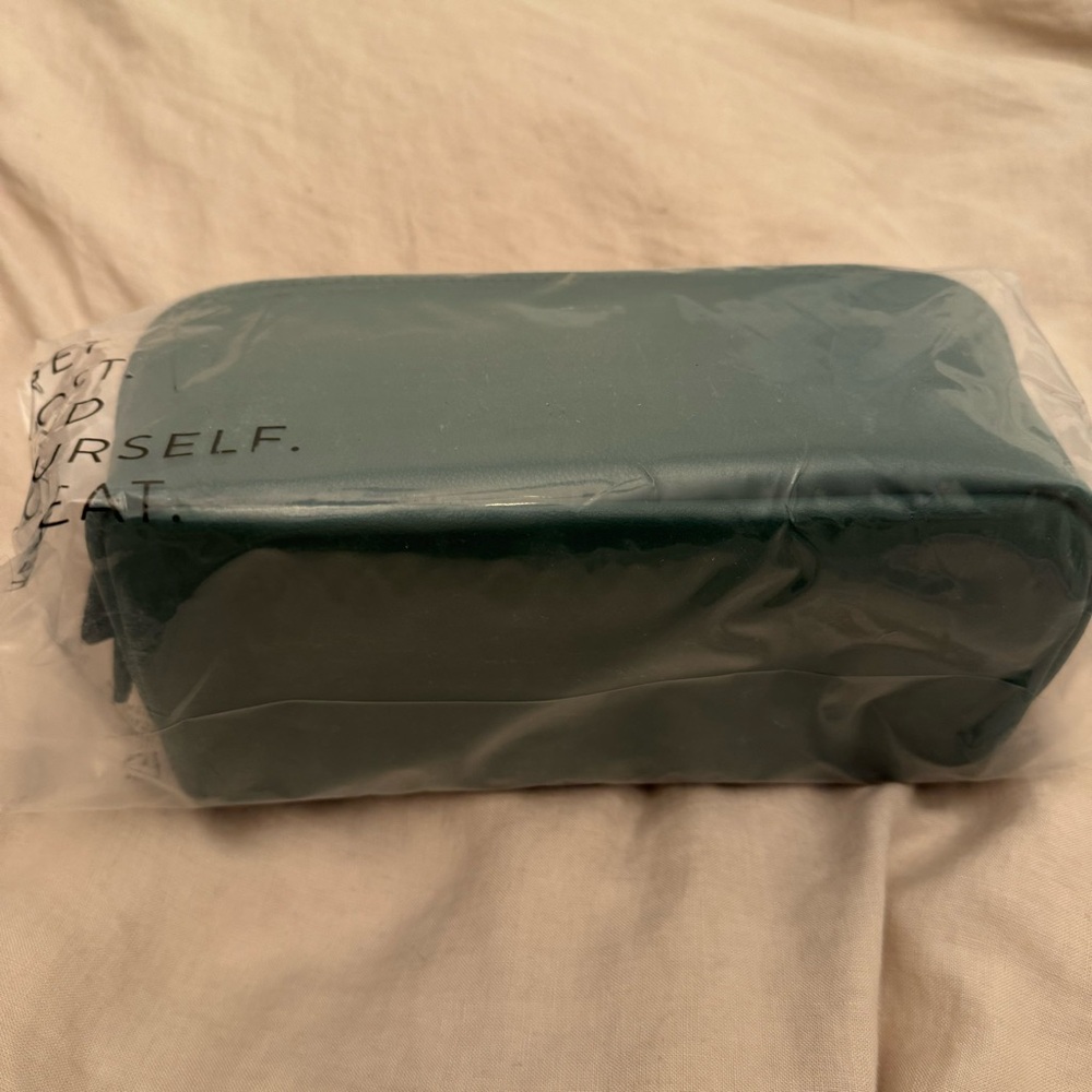 BEIS x Wicked Green Toiletry Bag nwt - Picture 3 of 8